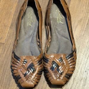Natural Soul Two-Tone Brown and Black Woven Leather Flats